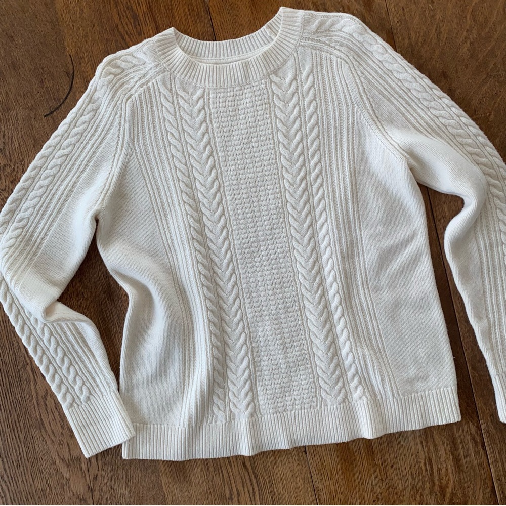 Vineyard Vines 100% Merino Wool  Elegant Cream Cable Knit Sweater